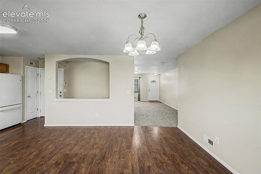 Image 13 of 32: Dining Area