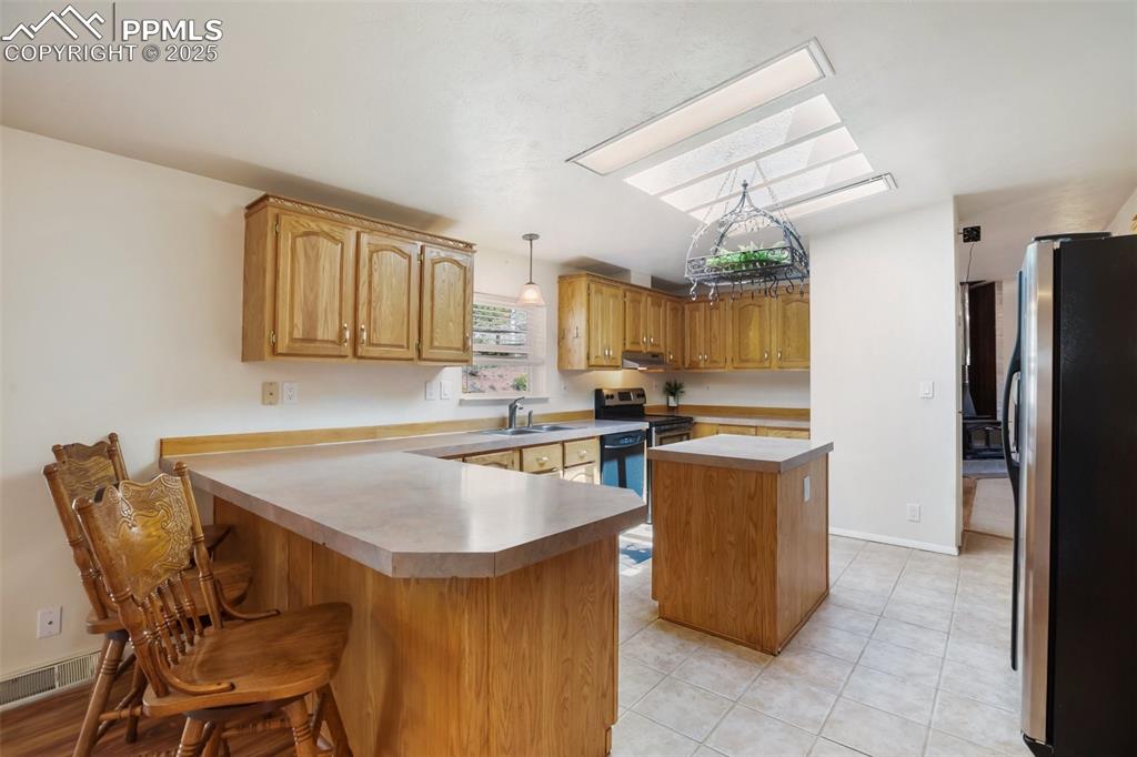 Image 13 of 27: Kitchen