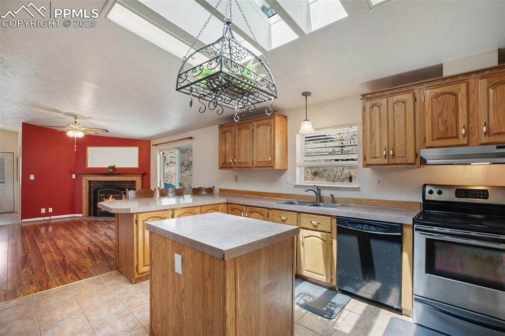 Image 14 of 27: Kitchen