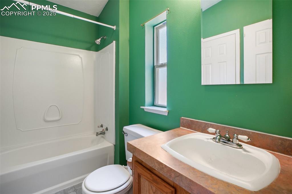 Image 25 of 27: Bathroom