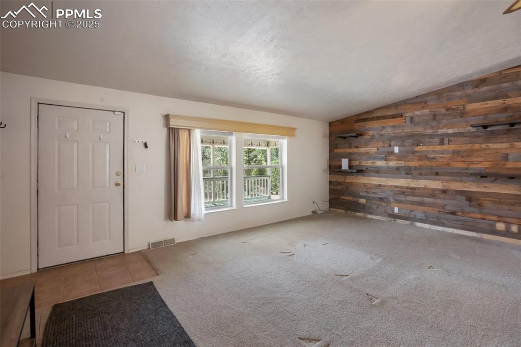 Image 6 of 27: Entry