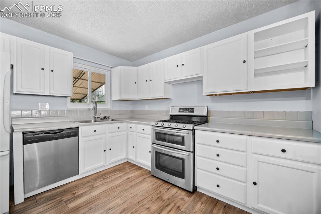Image 10 of 50: Kitchen