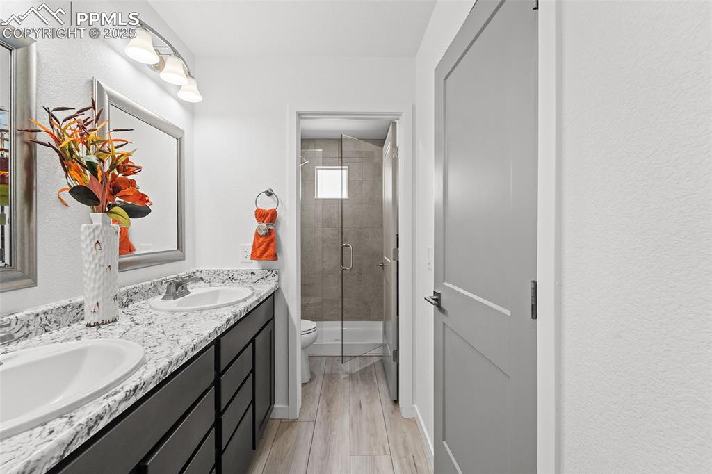 Image 19 of 28: Bathroom