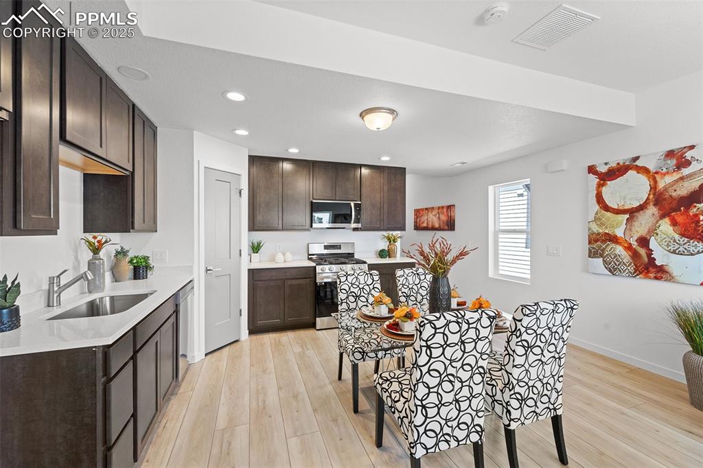 Image 9 of 28: Kitchen