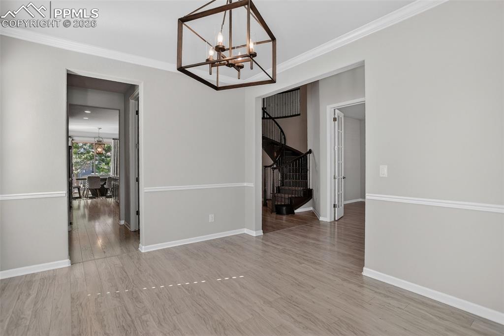 Image 21 of 42: Dining Area