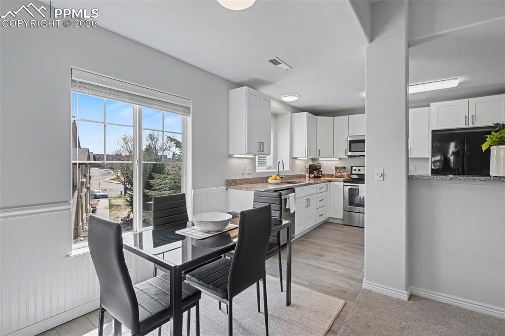 Image 14 of 30: Dining Area