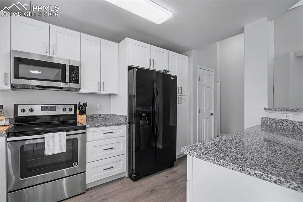 Image 15 of 30: Kitchen