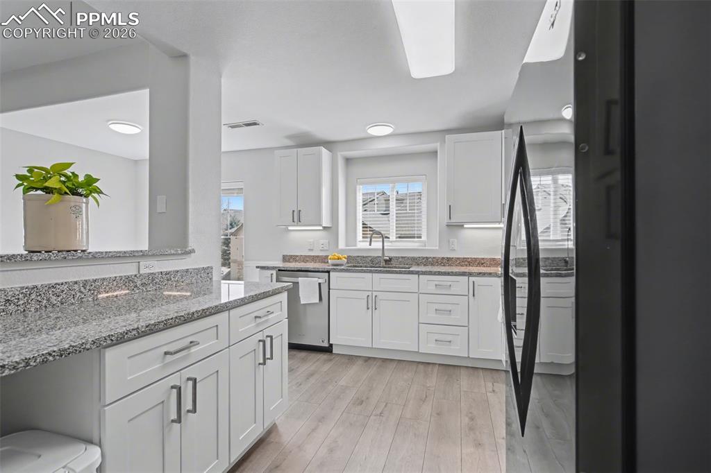 Image 16 of 30: Kitchen