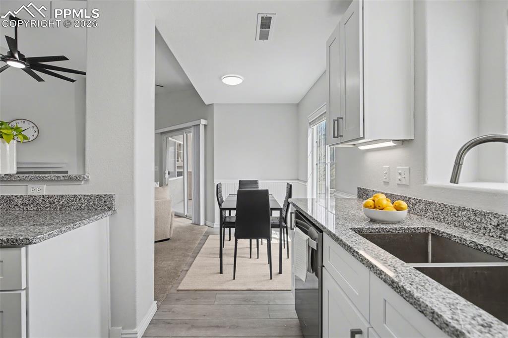 Image 17 of 30: Kitchen