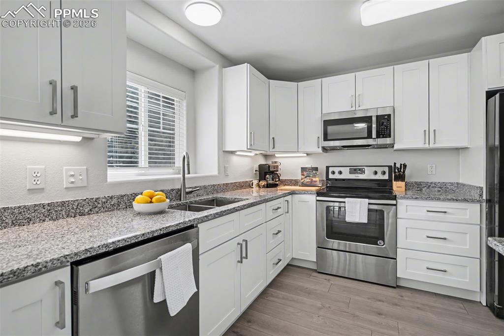 Image 18 of 30: Kitchen