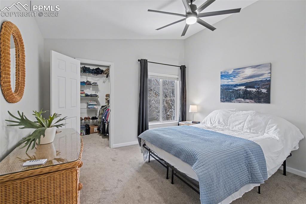 Image 20 of 30: Bedroom