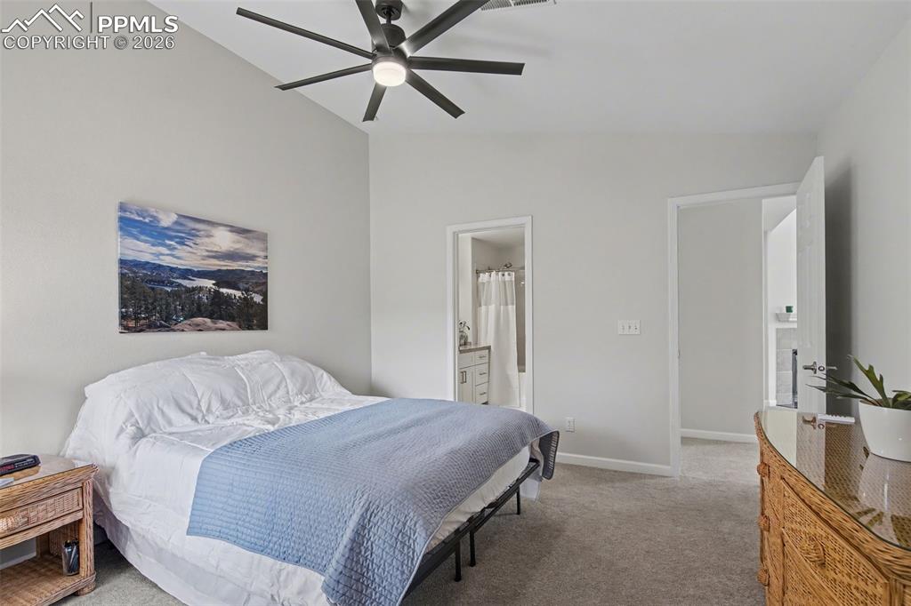 Image 21 of 30: Bedroom