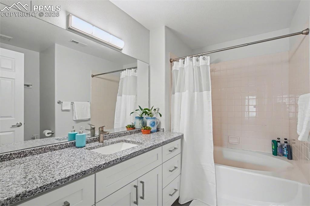 Image 22 of 30: Bathroom