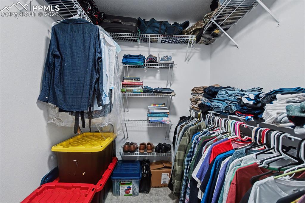 Image 23 of 30: Closet