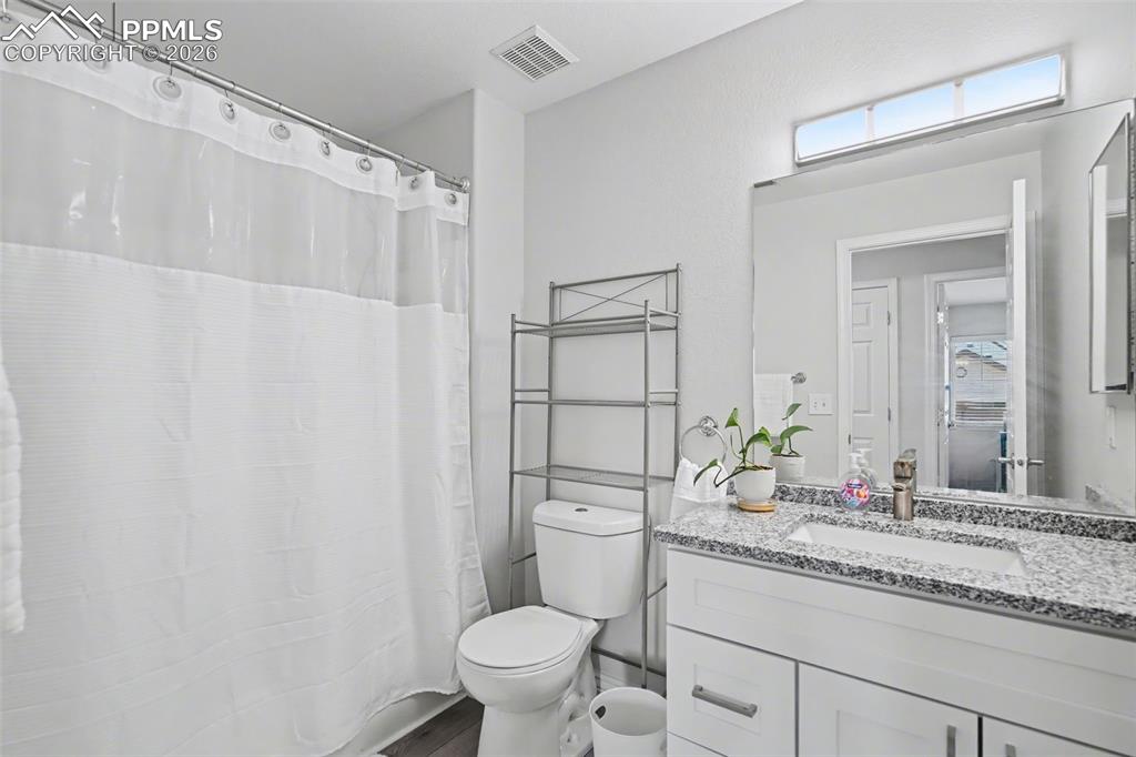 Image 26 of 30: Bathroom