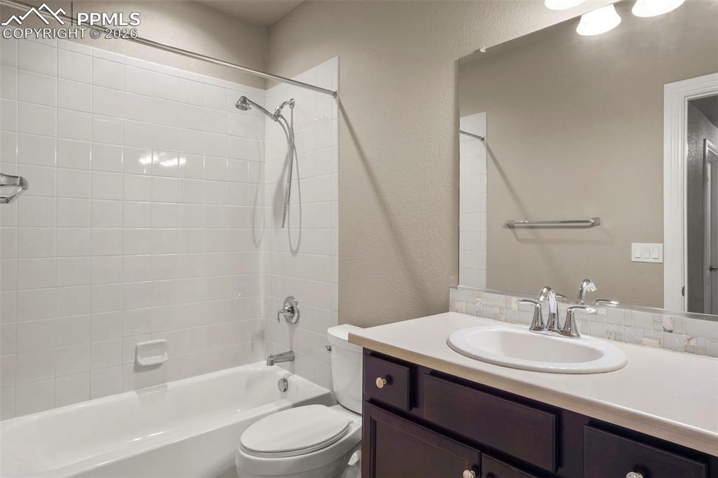 Image 36 of 44: Bathroom