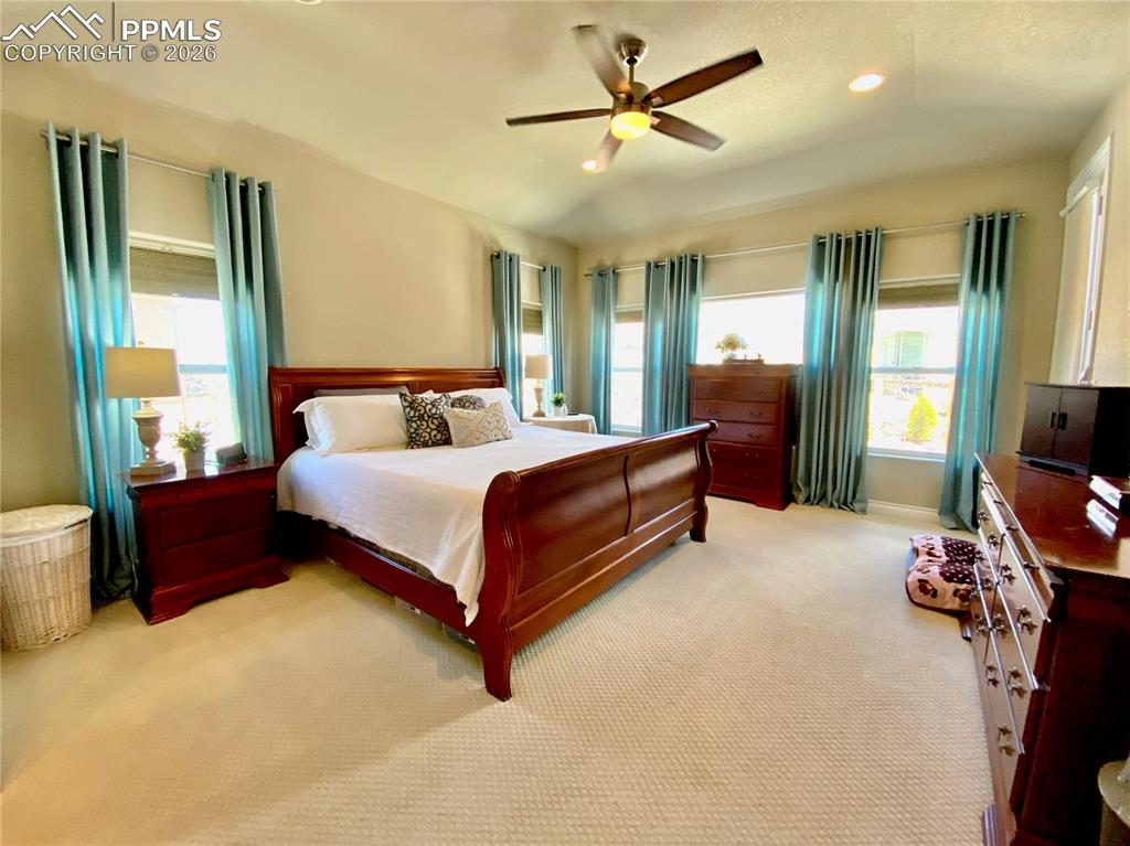 Image 7 of 24: Bedroom