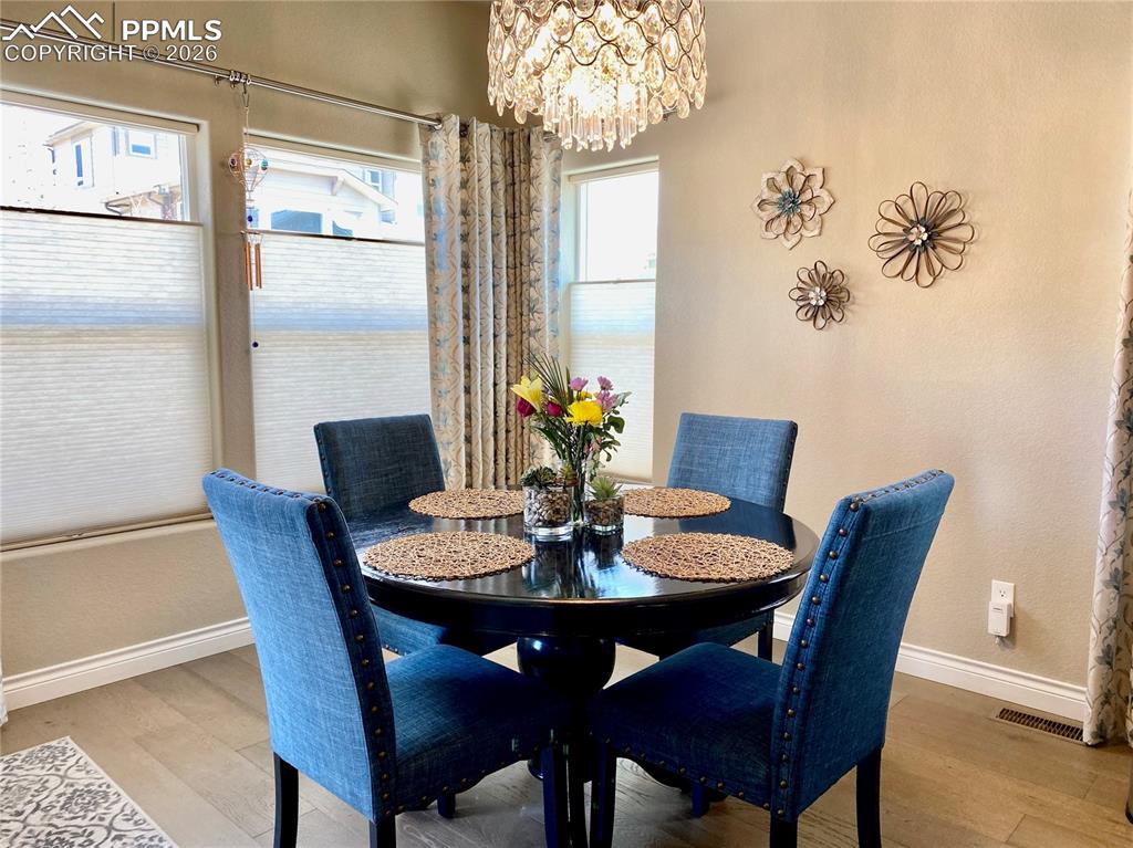 Image 8 of 24: Dining Area