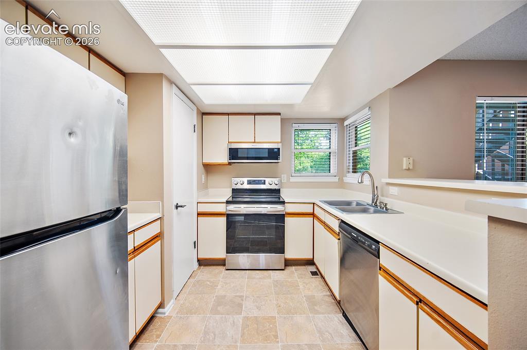 Image 10 of 42: Kitchen