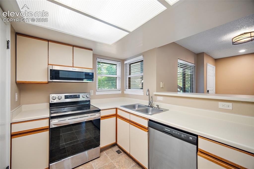 Image 11 of 42: Kitchen