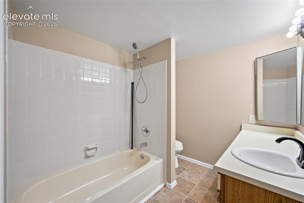 Image 23 of 42: Bathroom