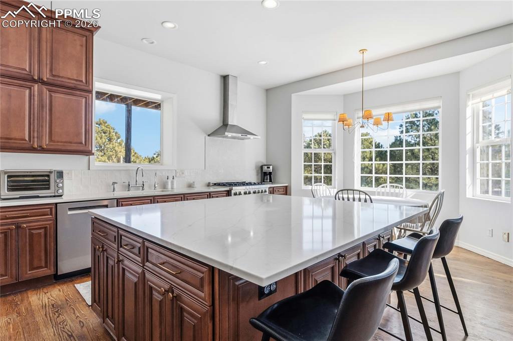 Image 13 of 50: Kitchen