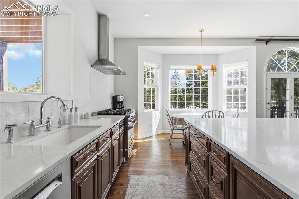 Image 15 of 50: Kitchen