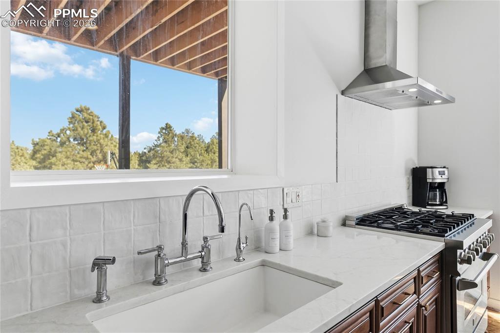 Image 16 of 50: Kitchen