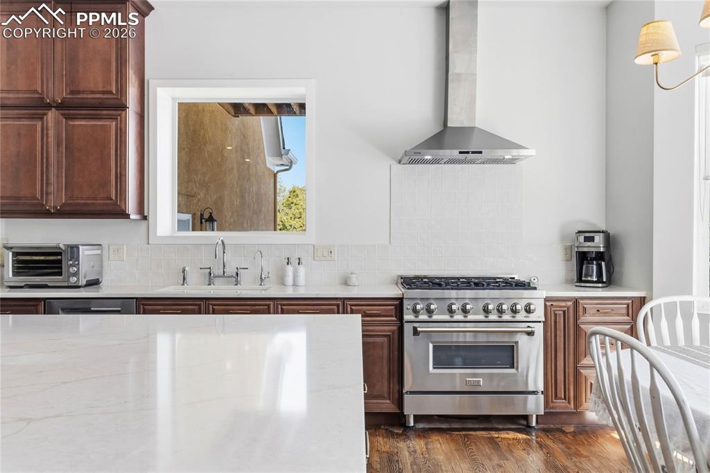 Image 17 of 50: Kitchen