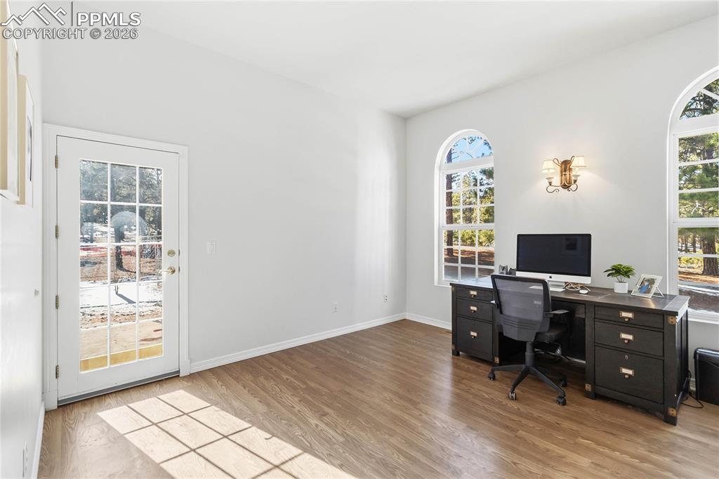 Image 21 of 50: Office