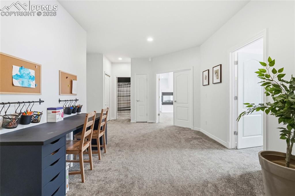 Image 22 of 50: Office