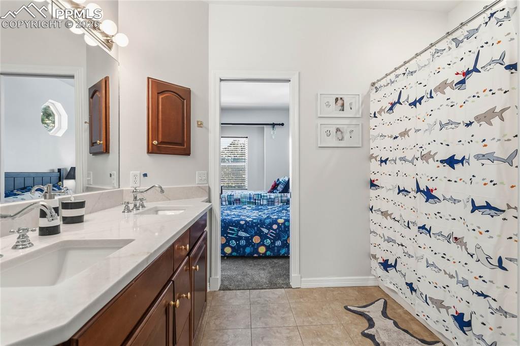 Image 24 of 50: Bathroom