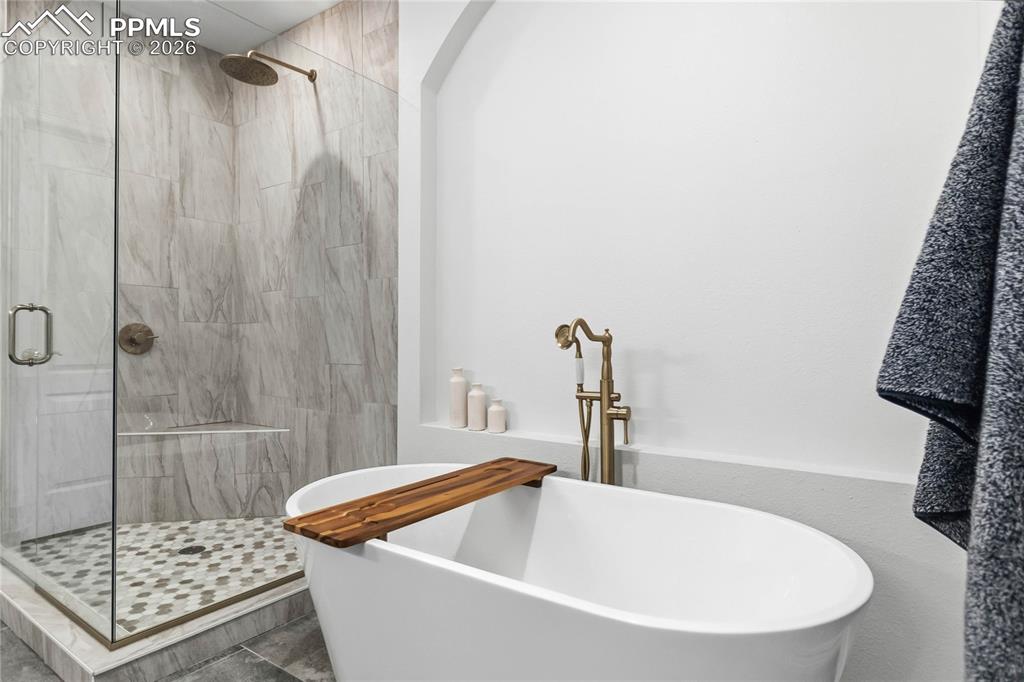 Image 32 of 50: Bathroom