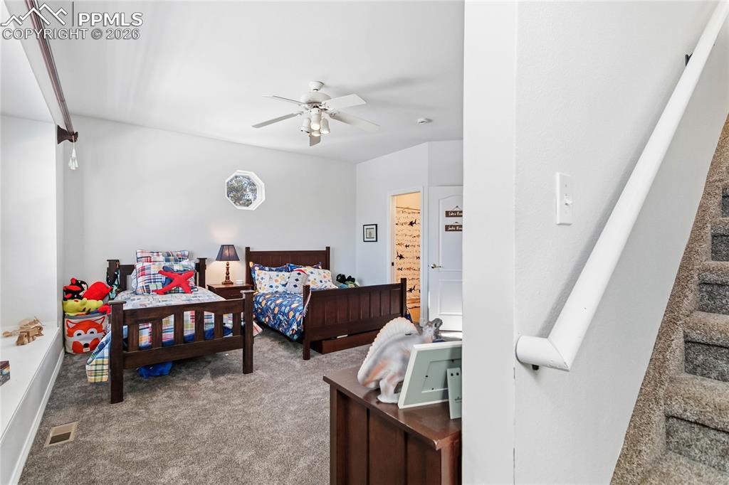 Image 33 of 50: Bedroom