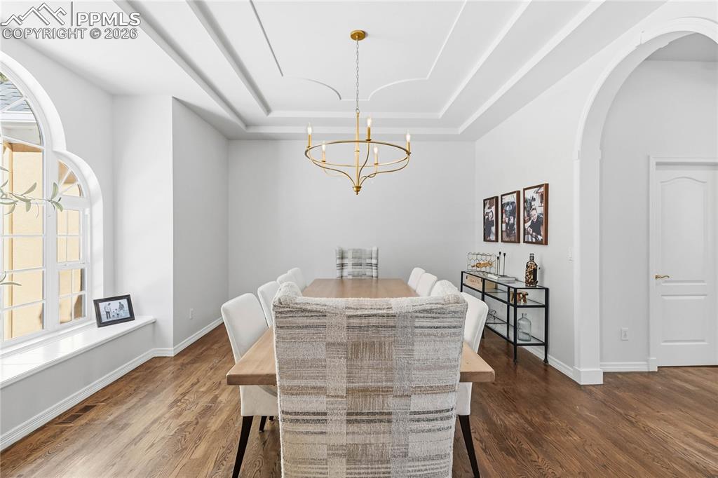 Image 7 of 50: Dining Area