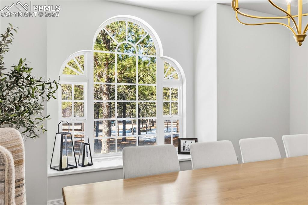 Image 8 of 50: Dining Area