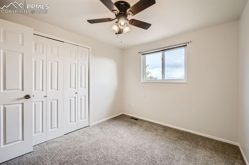 Image 19 of 27: Bedroom