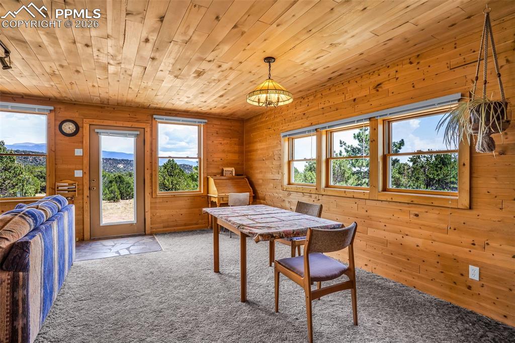 Image 12 of 50: Dining Area