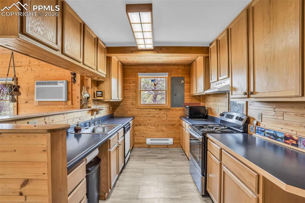 Image 16 of 50: Kitchen