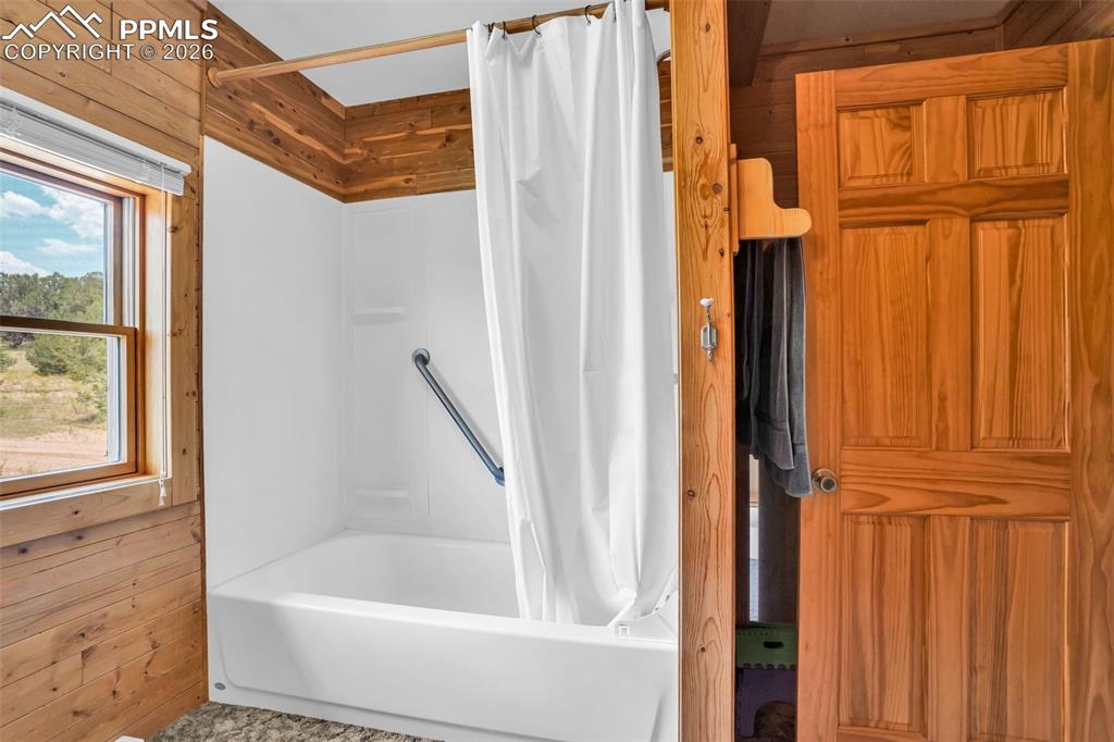 Image 23 of 50: Bathroom