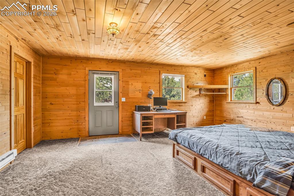 Image 24 of 50: Bedroom