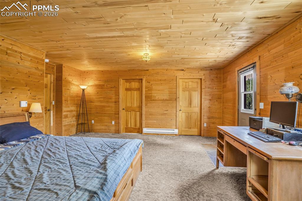 Image 26 of 50: Bedroom