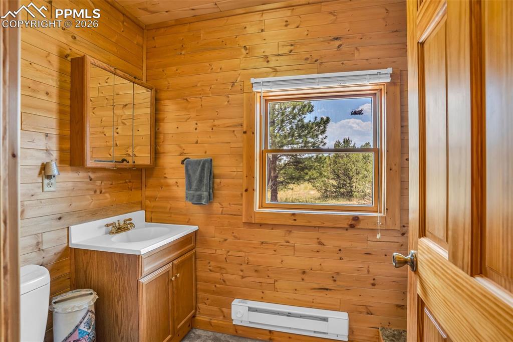 Image 27 of 50: Bathroom