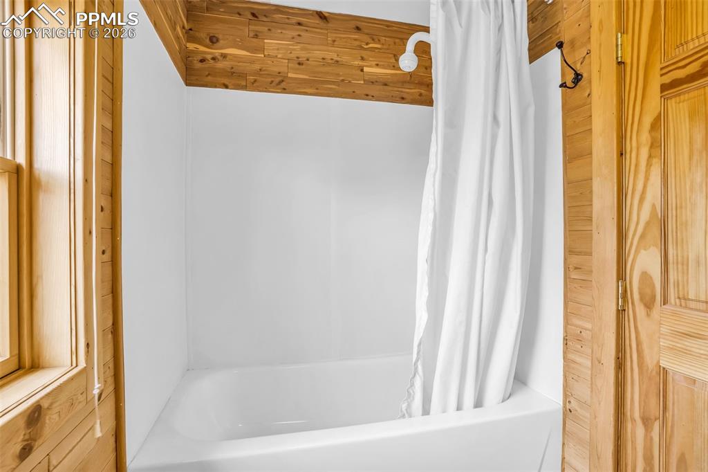 Image 28 of 50: Bathroom