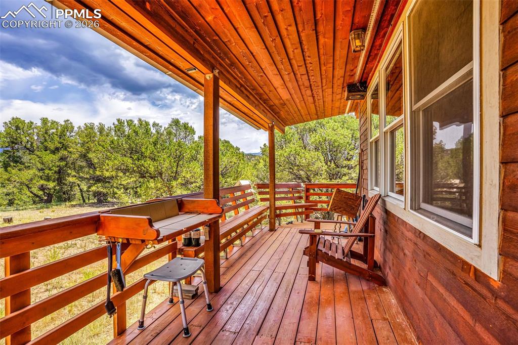 Image 29 of 50: Deck