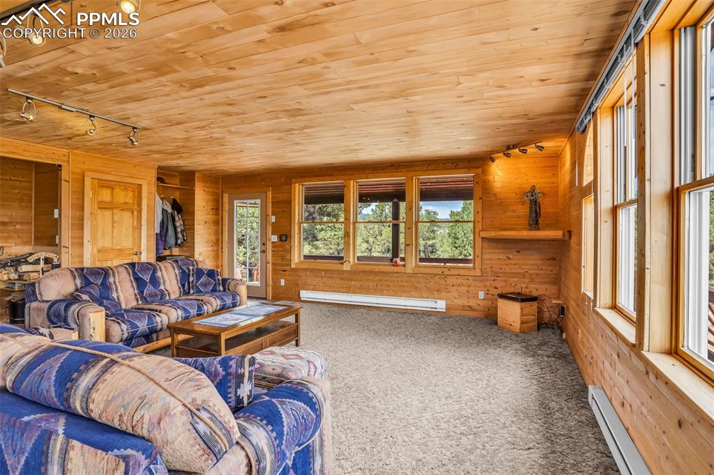 Image 7 of 50: Living Room