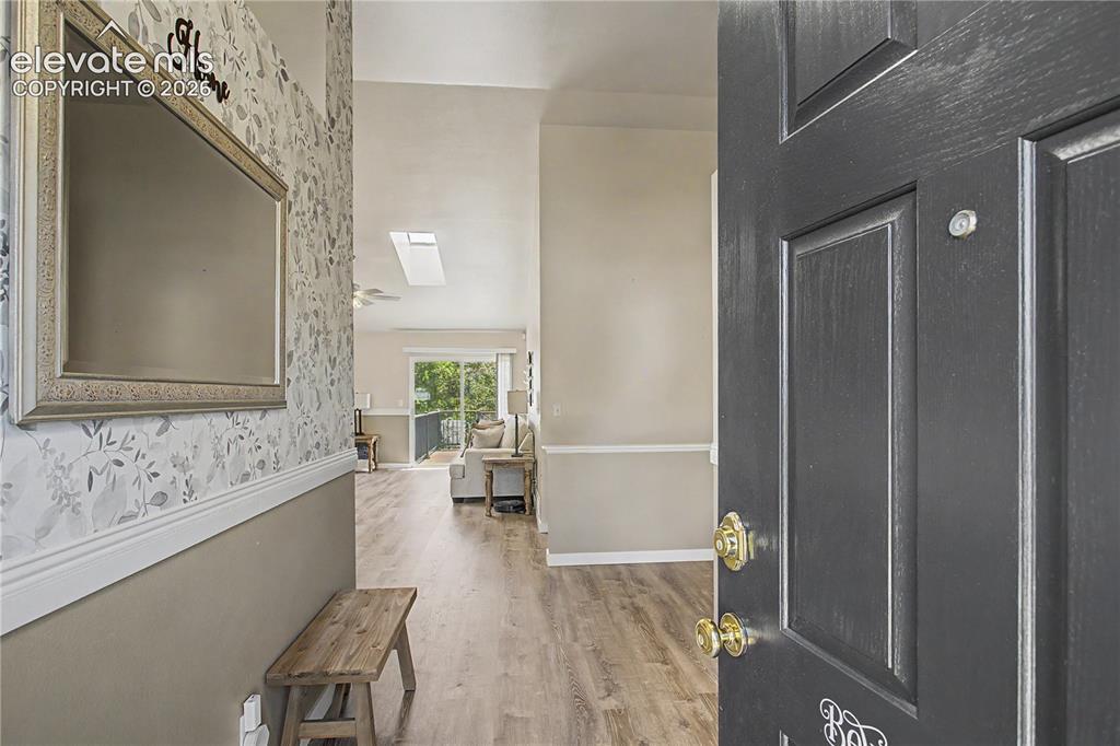 Image 5 of 40: Nice entry way