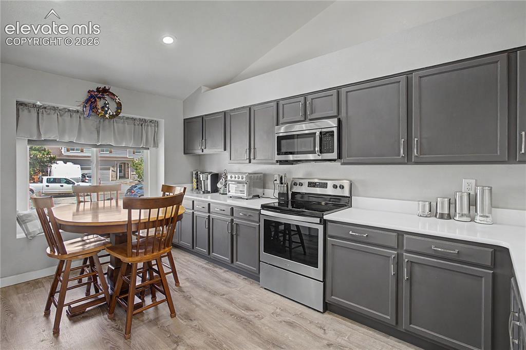 Image 7 of 40: Quartz countertops & eatin area
