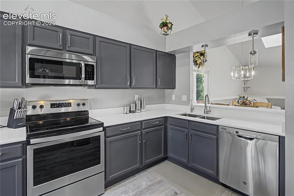 Image 9 of 40: Stainless appliances