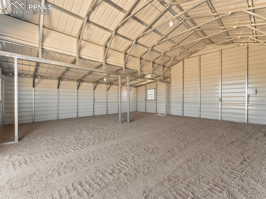 Image 12 of 15: Garage